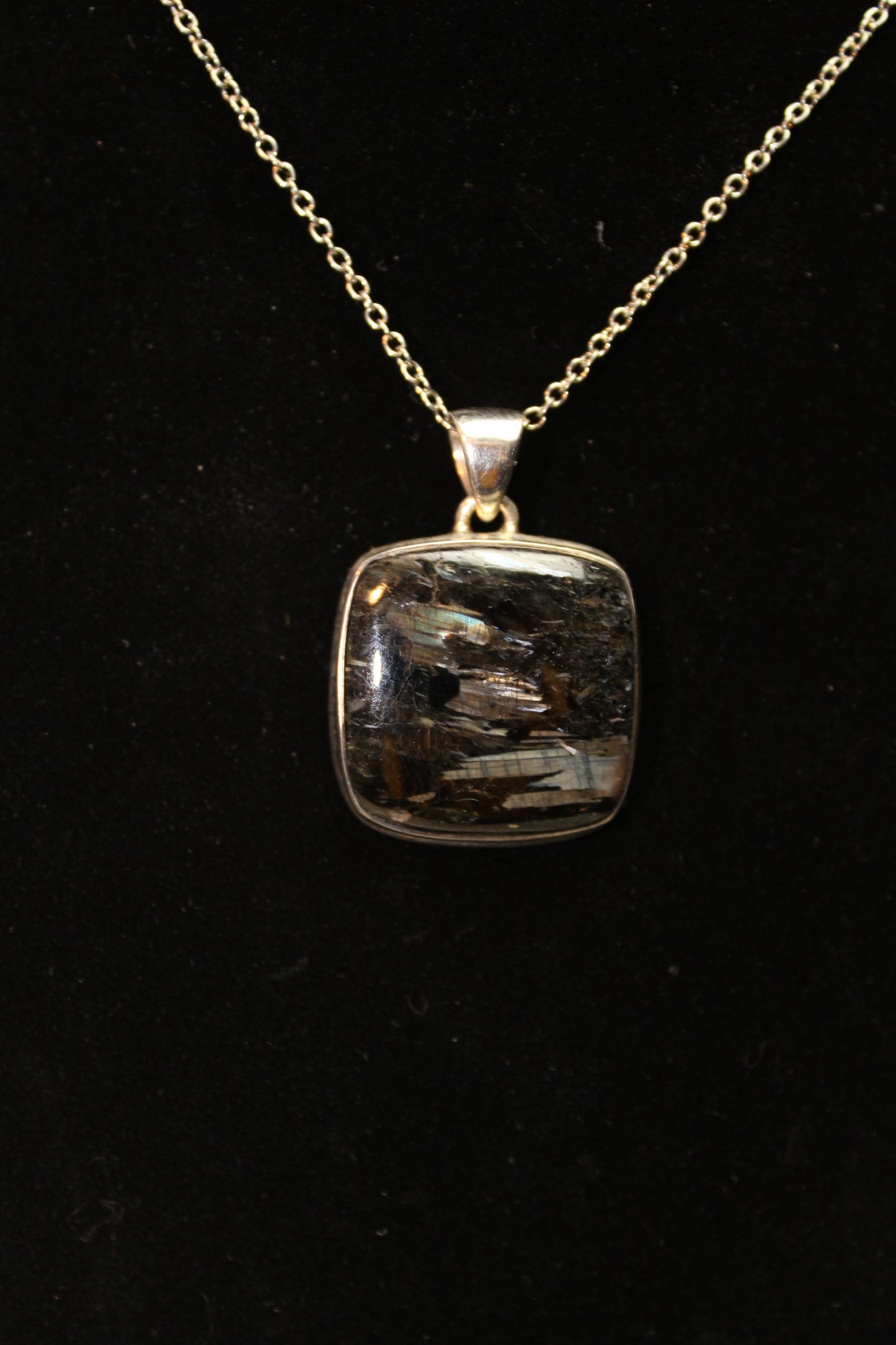 Nuummite pendant in 925 silver