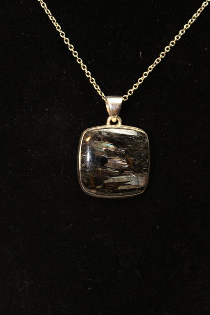 Nuummite pendant in 925 silver